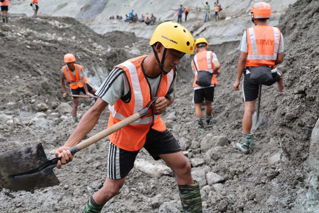 प्रतिकूल मौसम र रातको अँध्यारोबीच माथिल्लो त्रिशूली-३ ‘ए’ मा रातभर उद्धार कार्य जारी
