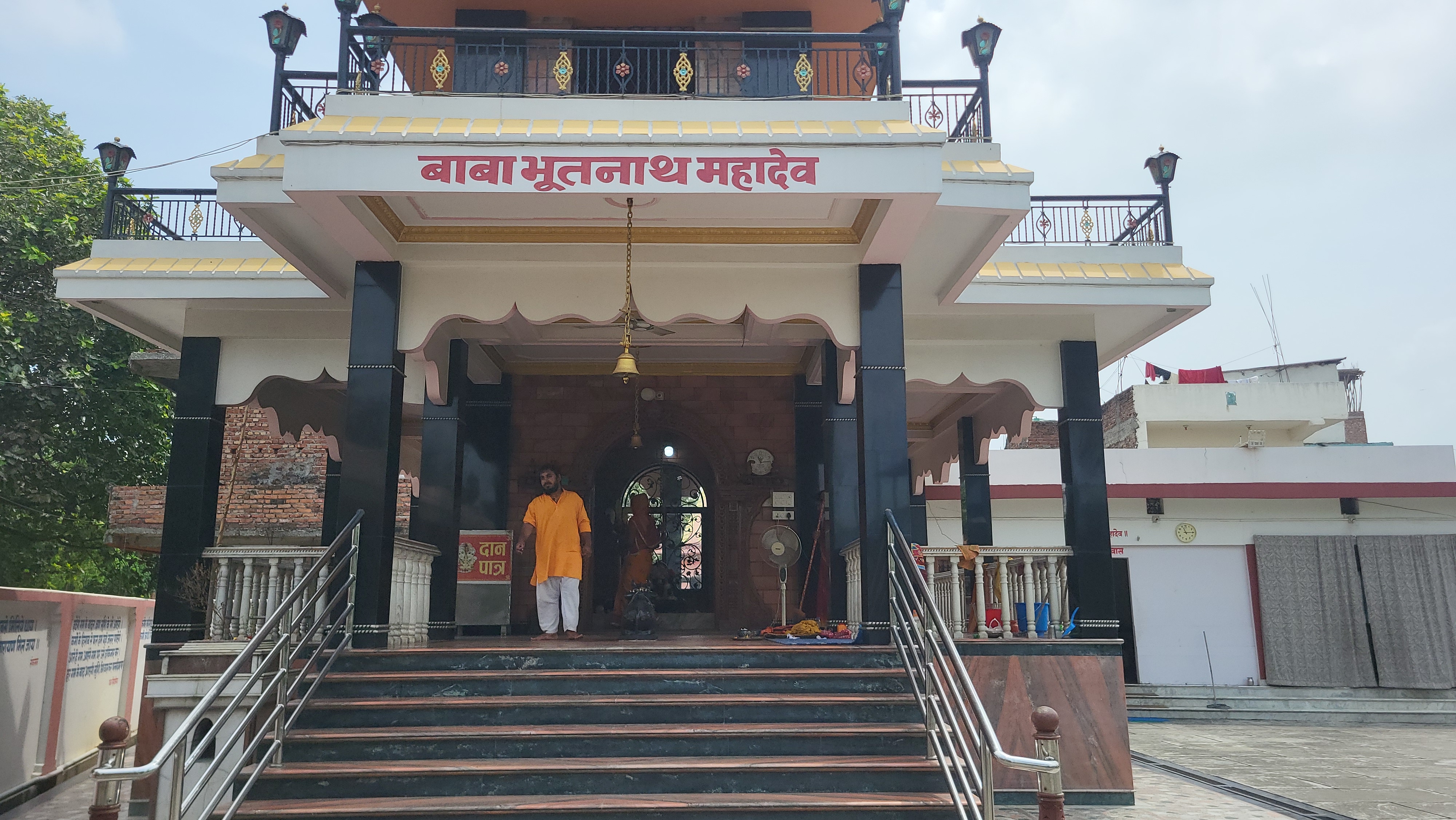 जनकपुरको भूतनाथ मन्दिरमा चोरी गरी भाग्ने क्रममा भारतीय युवक पक्राउ