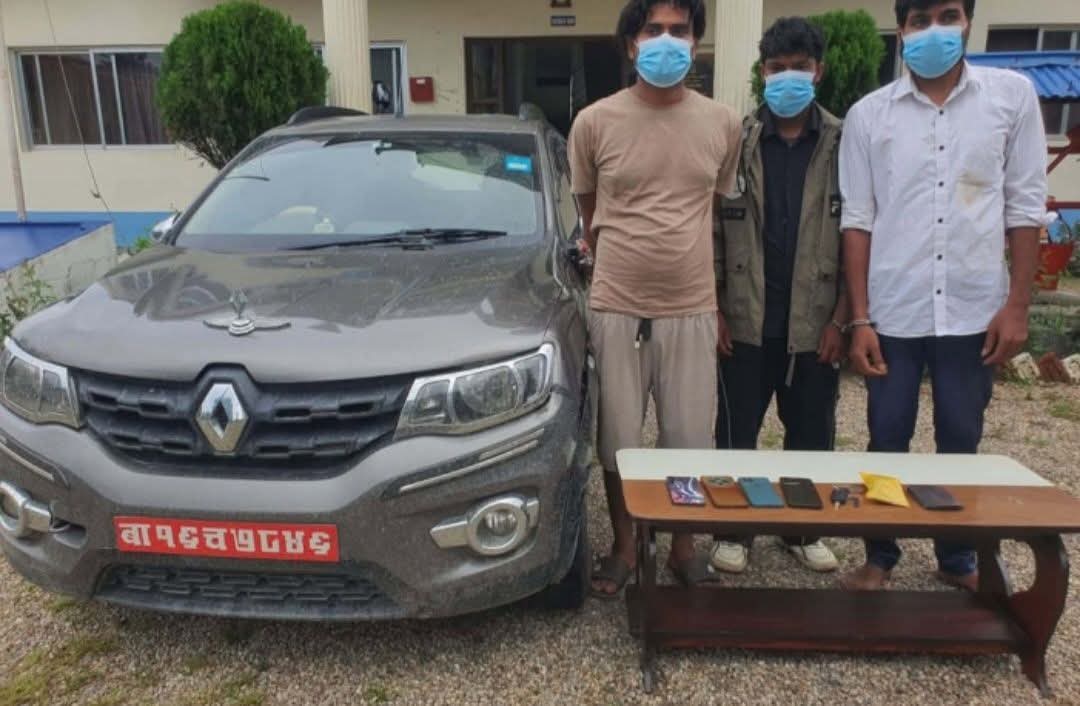 सिन्धुलीमा कारको गियर बक्समा लुकाएर ल्याएको खैरो हेरोइनसहित तीन जना पक्राउ