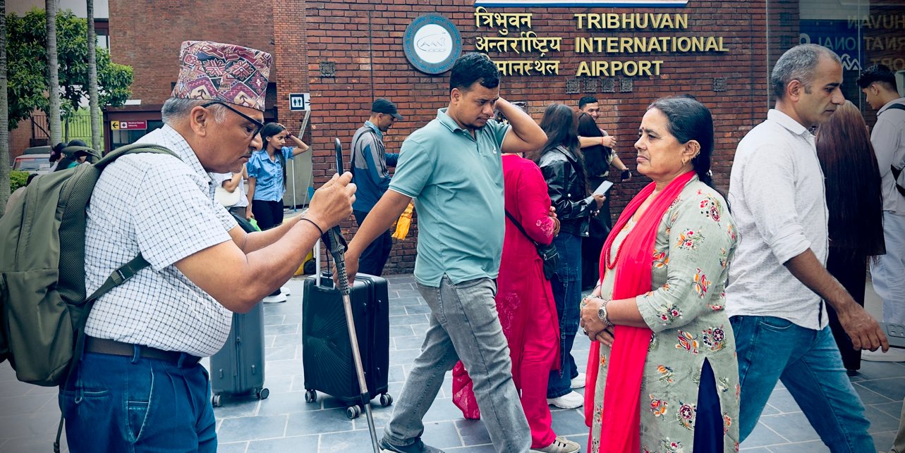 फोटोको रहर : त्रिभुवन विमानस्थलमा फोटो खिचेर विदेशिने रहर दिनदिनै बढ्दै