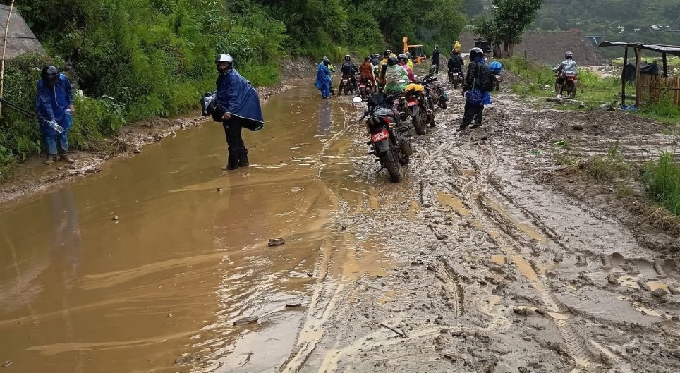 वर्षासँगै देशका ७ सडकखण्ड अवरुद्ध