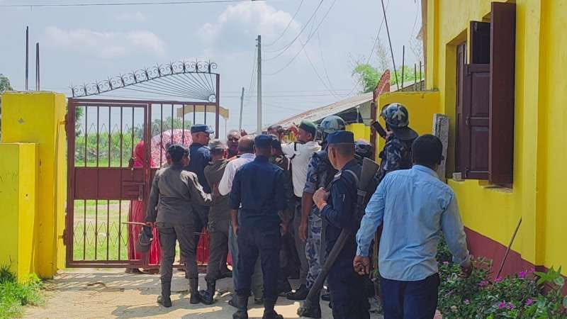 स्थगित परीक्षा पुनः संचालन गर्न खोज्दा तनाव, प्रहरी-स्थानीय झडप
