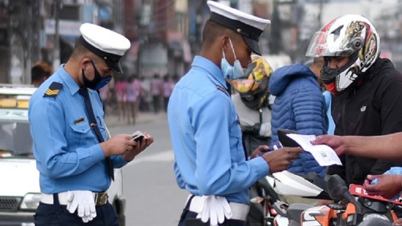 २४ घण्टामा ट्राफिक प्रहरीले गर्यो ६४१ जनालाई कारबाही