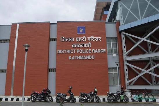 किशोर श्रेष्ठको रिहाइको माग गर्दै पत्रकार महासंघको काठमाडौं प्रहरी परिसरअगाडि धर्ना