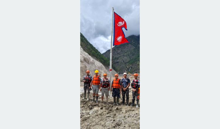 टिमुरेस्थित नेपाल–चीन सीमामा राष्ट्रिय झण्डा पुनःस्थापित गरियो