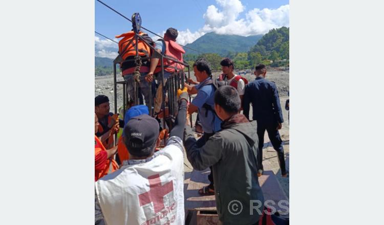 बाढीबाट बाँचे, आफन्त घाइते भए; तर गणेश रोकिएनन्, १२ दिनदेखि तुइनमा स्वयंसेवा