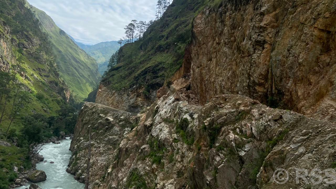 कर्णाली करिडोरमा छारेभिरको पहिरोले सडक अवरुद्ध, ढुंगा फुटाउन ब्लास्टिङको तयारी