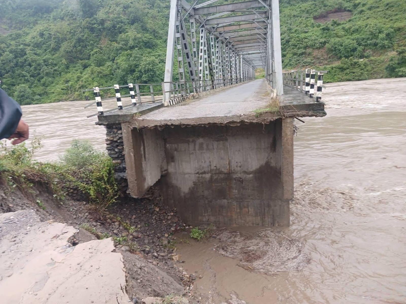 कालीगण्डकीको बाढीले पुलको पहुँचमार्ग बगायो