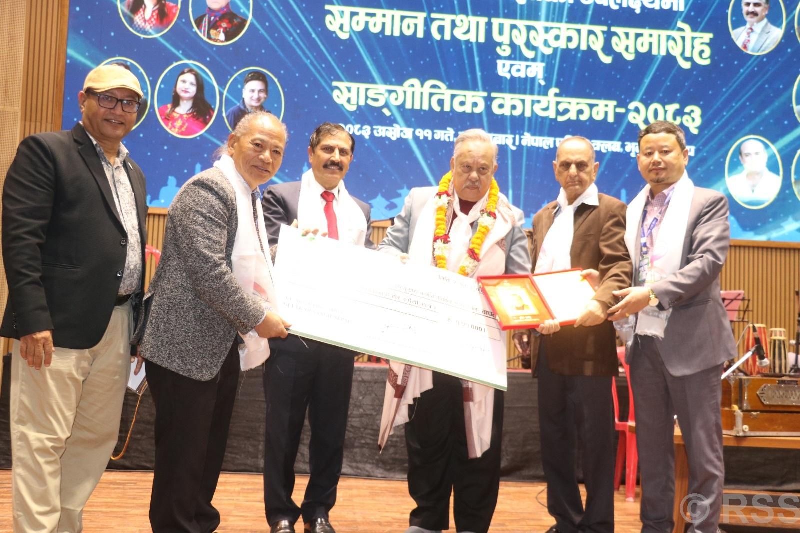 कलाकार नीर शाह एक लाख ५१ हजारसहित सम्मानित