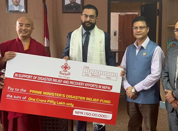 बाढीप्रभावितका लागि गुरु रिम्पोछेद्वारा एक करोड ५० लाख सहयोग