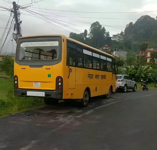 त्रिभुवन त्रिशूली माध्यमिक विद्यालयको बस तोडफोड, दोषीलाई कडा कारबाही गर्न विद्यालयको माग