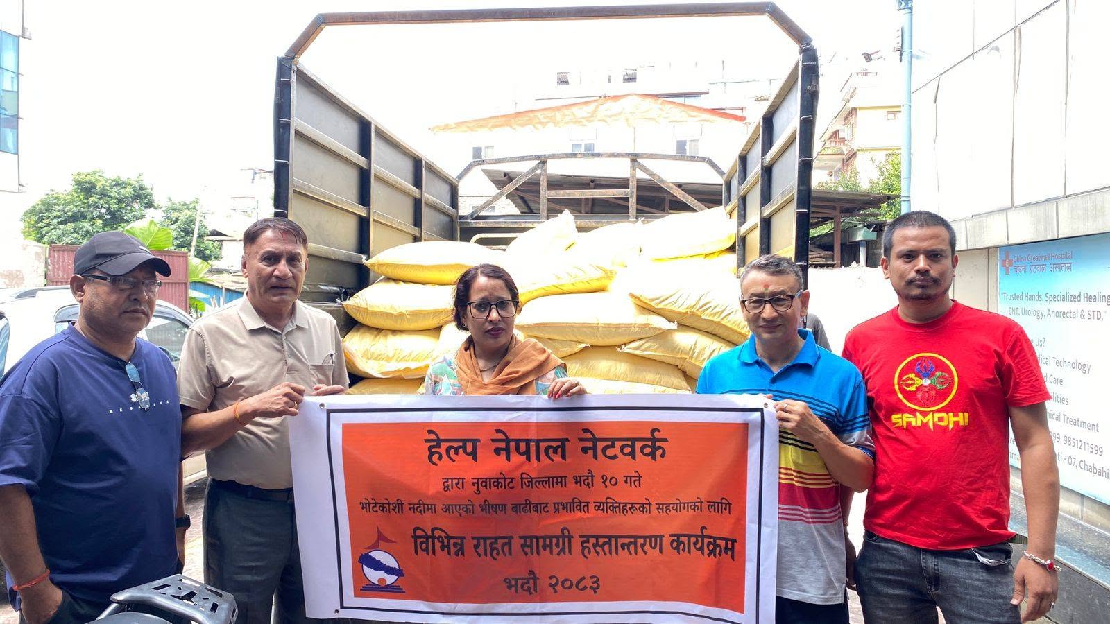 बाढीपीडित स्वयंसेवीको उदाहरणीय पहल: आफ्नै पीडा बिर्सेर ३०० परिवारलाई खाद्यान्न राहत