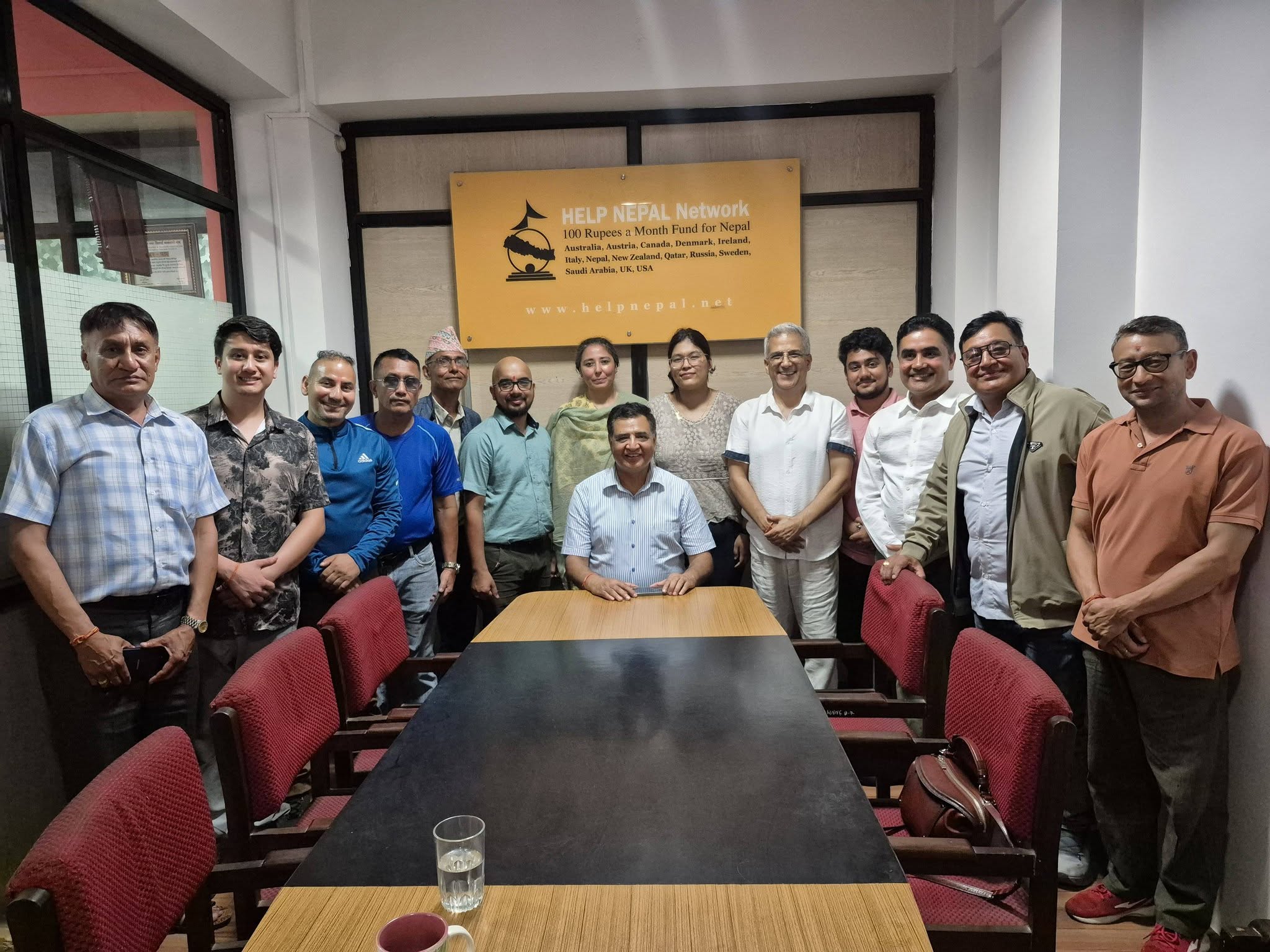हेल्प नेपाल नेटवर्कलाई मनोहर विक्रम कुँवरको परिवारद्वारा साढे दुई लाख राहत सहयोग
