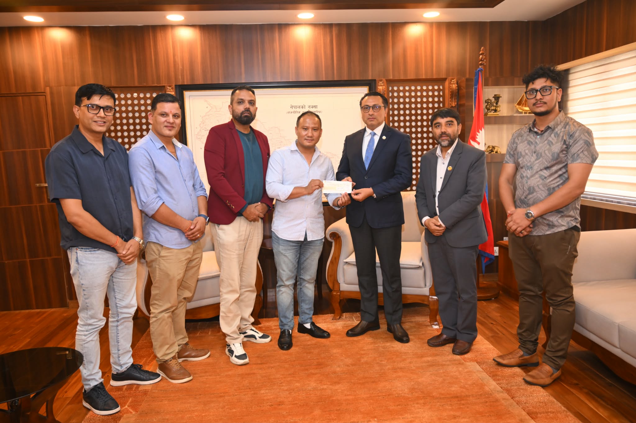 बाढीपीडितका लागि फिनेद्वारा २० लाख सहयोग, अर्थमन्त्रीलाई बुझाइयो चेक