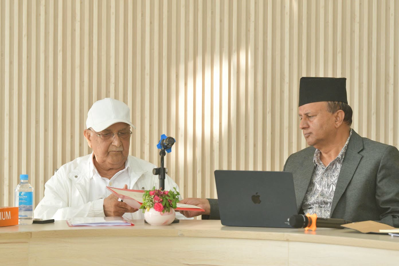 अध्यक्ष ओलीको राजीनामा शब्द हटाउँदै एमाले सचिवालयद्वारा कार्यदलको प्रतिवेदन अनुमोदन