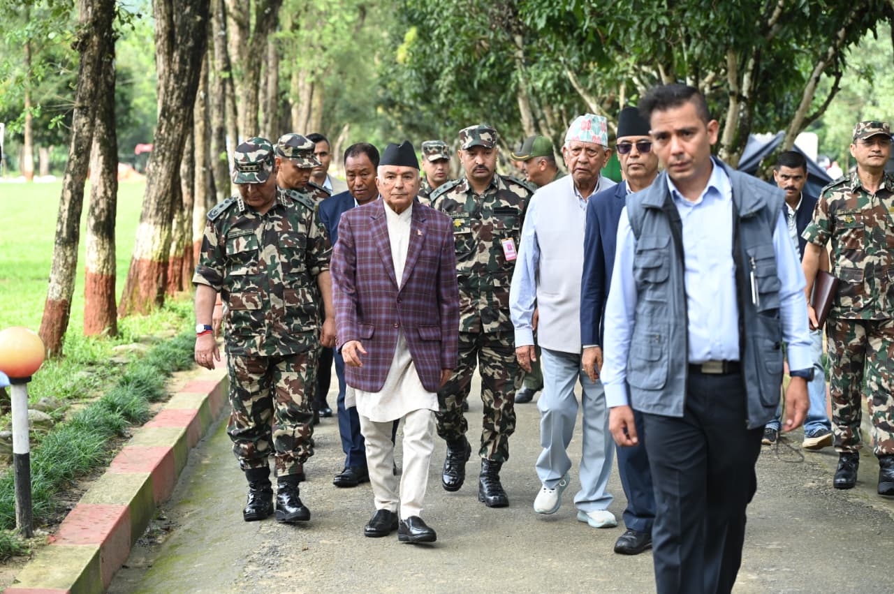 नुवाकोटमा राष्ट्रपति पौडेल: बाढीको क्षतिको विवरण लिँदै होल्डिङ सेन्टरको अनुगमन