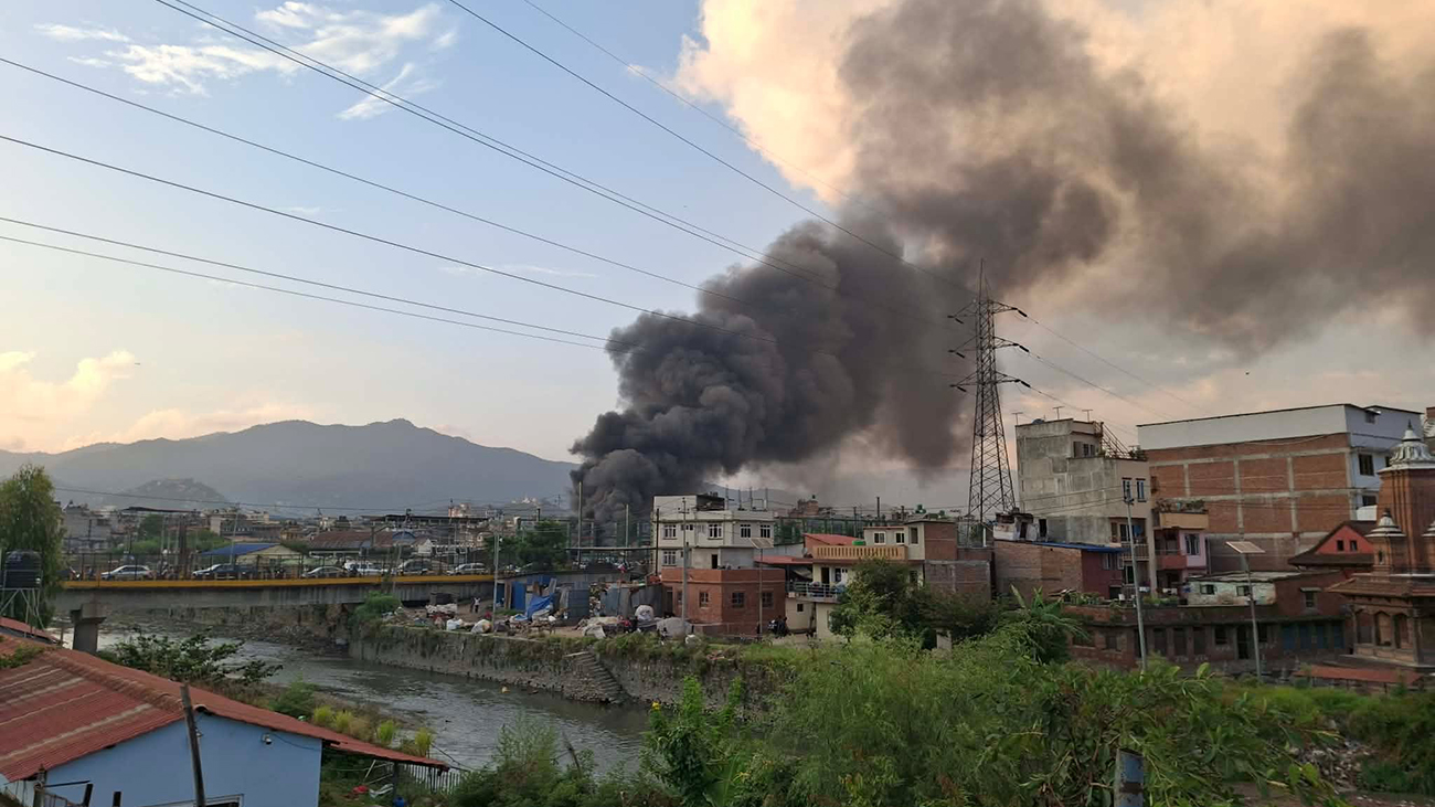 काठमाडौंको टेकुस्थित प्लास्टिक गोदाममा आगलागी, नियन्त्रणको प्रयास जारी