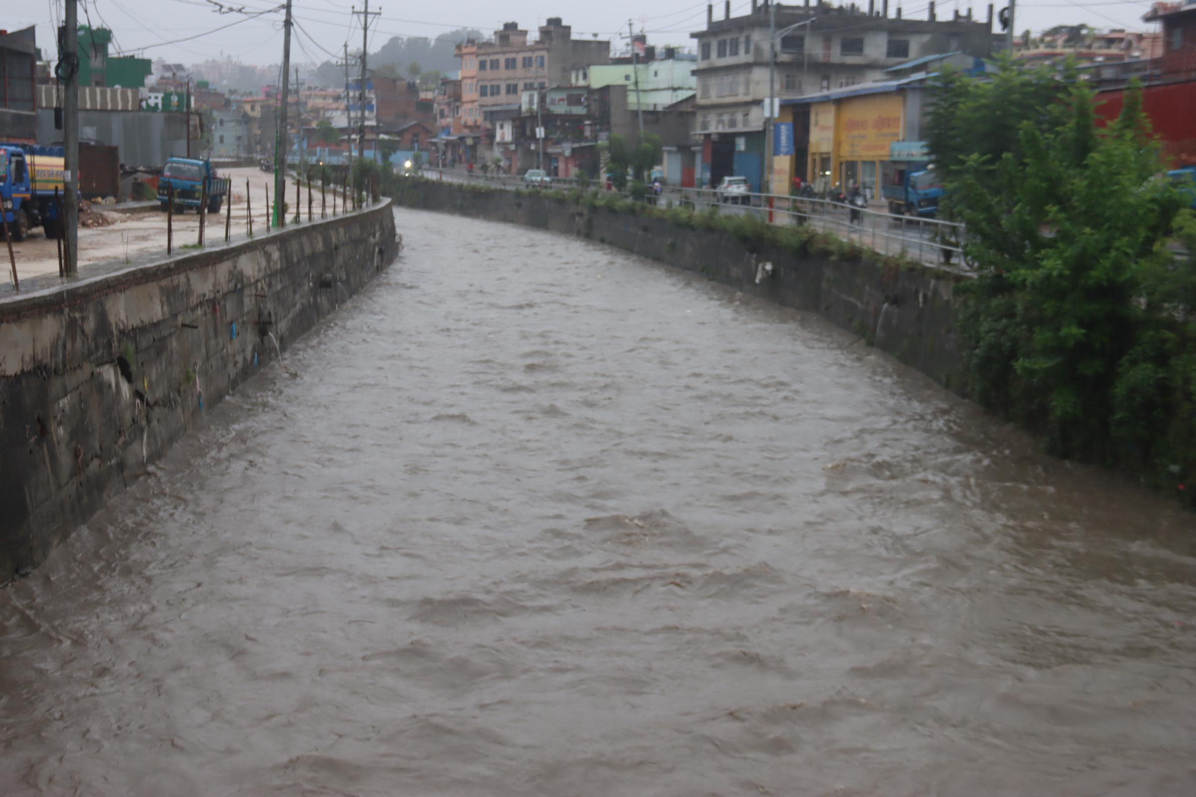 काठमाडौंका नदी तटीय क्षेत्रमा बाढीको जोखिम: करिडोरका सडक प्रयोग नगर्न आग्रह