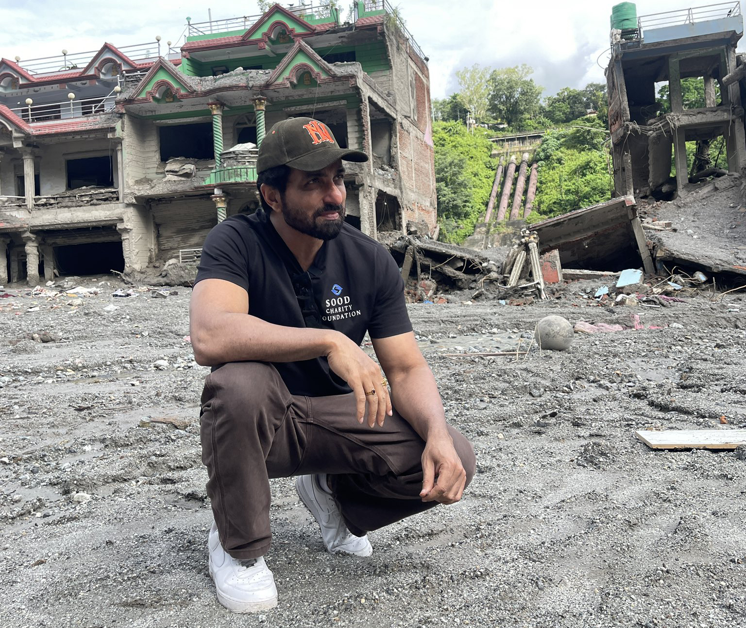त्रिशूली नदी किनार पुगेर सोनु सूदले भने: ‘नेपाल एक्लो छैन, आशा जगाउन र पुनःनिर्माणमा म साथ रहनेछु’