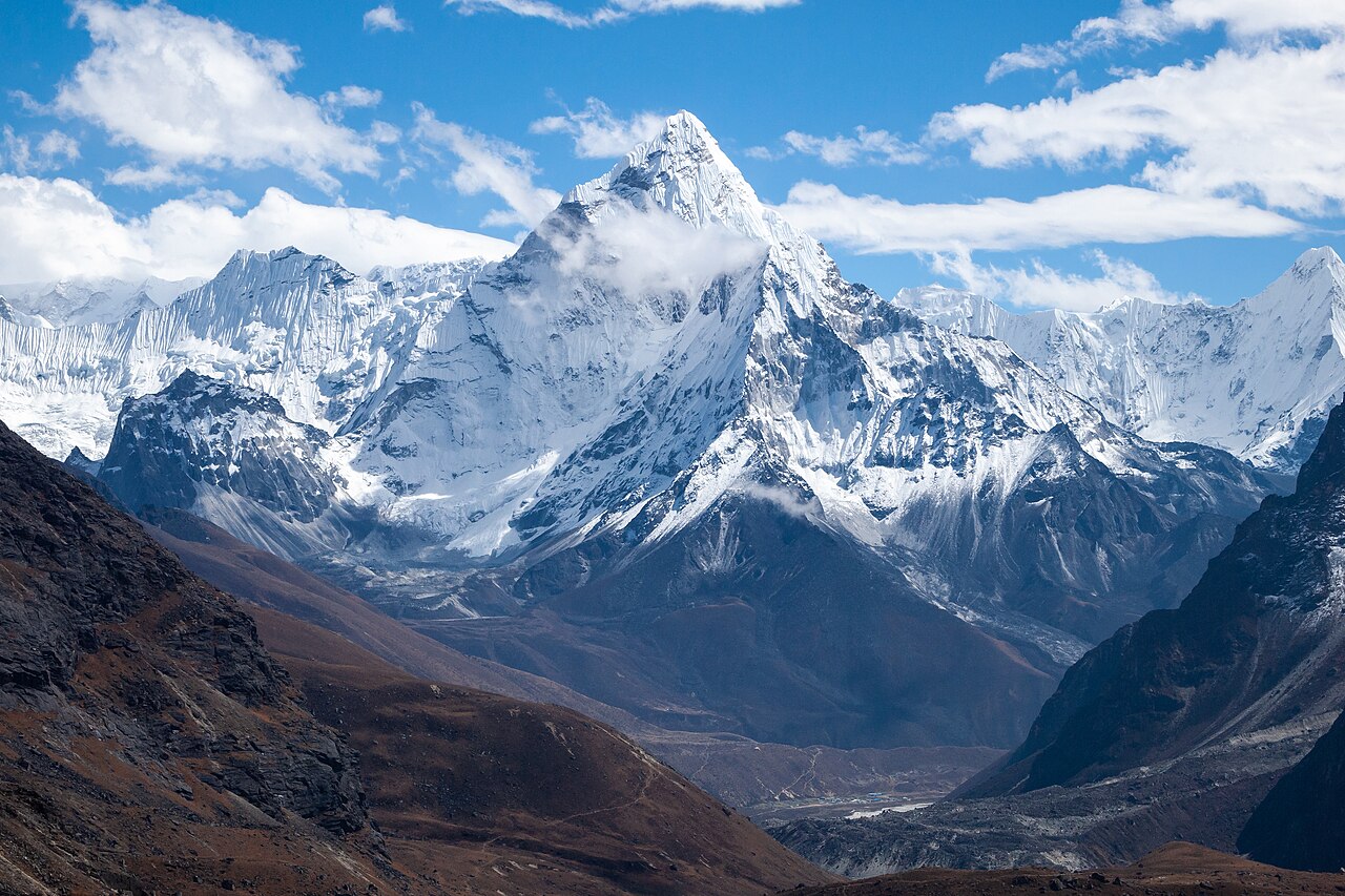 शरद ऋतुका लागि आमाडब्लम र हिमलुङ हिमालमा डोरी टाँग्ने टोलीको बिदाइ
