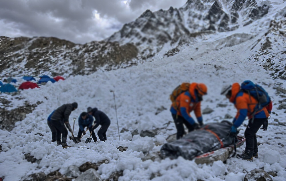 हिम्लुङ हिमालमा हिमपहिरो : दुई शव फेला, १४ जना अझै बेपत्ता