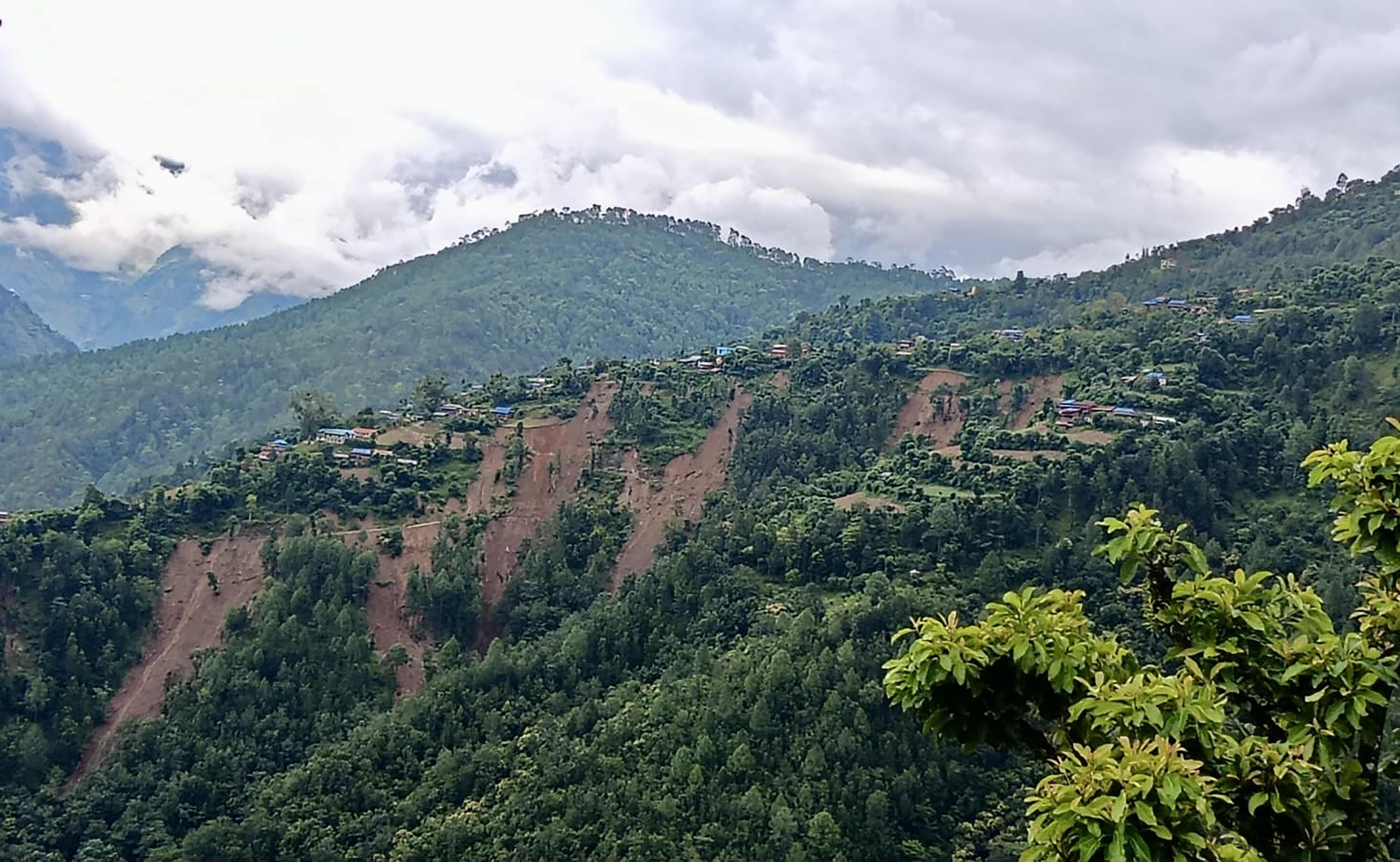 बागलुङमा पहिरोमा परेका १० जनाको मृत्यु, एक जना बेपत्ता