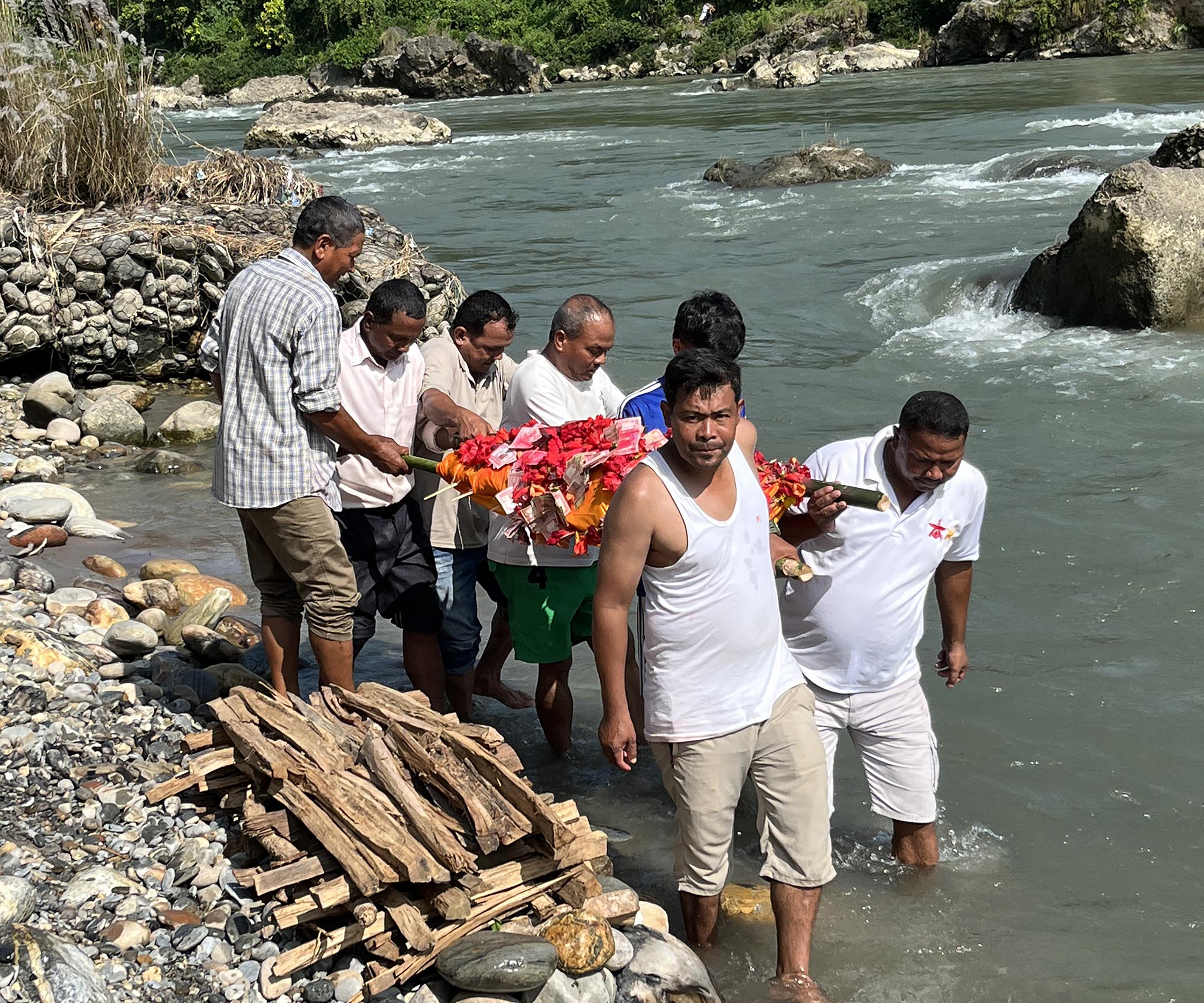 भोटेकोशी बाढीमा बेपत्ता सिपाही कुमालको २७ दिनपछि अन्त्येष्टि