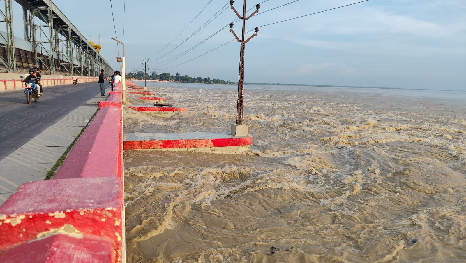 कोशी ब्यारेजमा पानीको बहाव एक लाख ६५ हजार क्युसेक प्रतिसेकेण्ड, २३ ढोका खुला