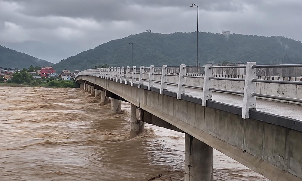 नारायणी पुलमा ठूला सवारी साधन रोकियो