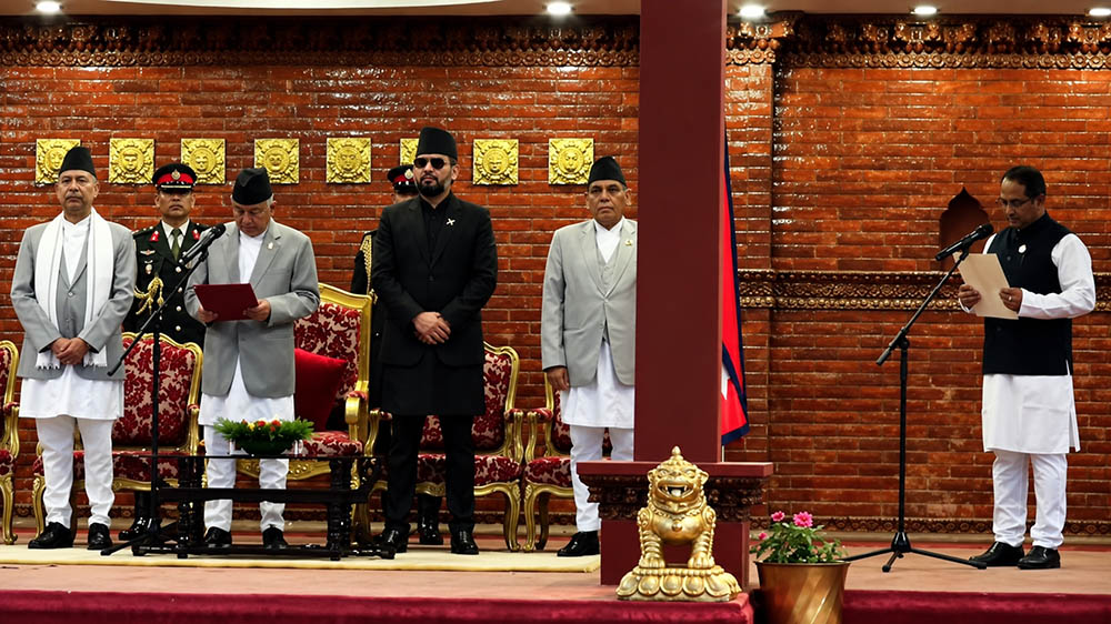 उद्योगमन्त्री साहले लिए शपथ