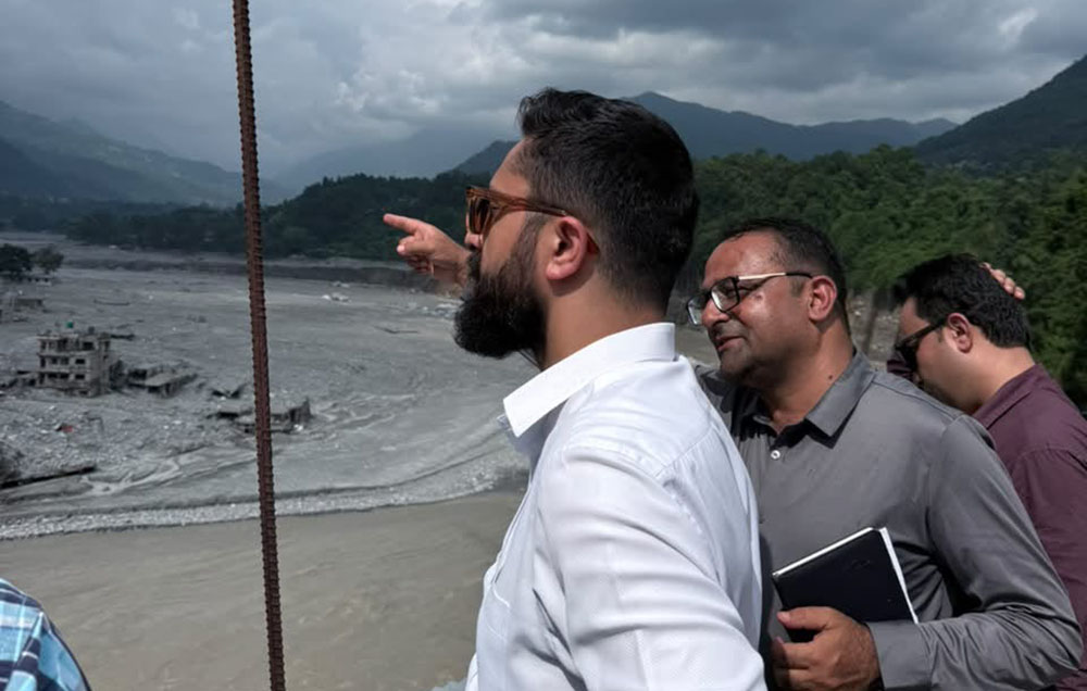 बाढी प्रभावित विद्यालयको अवस्था बुझ्न शिक्षामन्त्री पोखरेल नुवाकोटमा