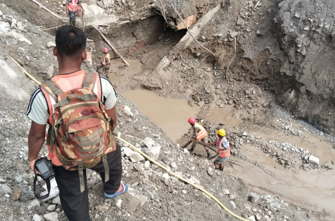 नेपाल विद्युत प्राधिकरणद्वारा बाढी प्रभावित क्षेत्रमा उद्धार तीव्र, सुरुङभित्र प्रवेश मार्ग बनाउने कार्य जारी
