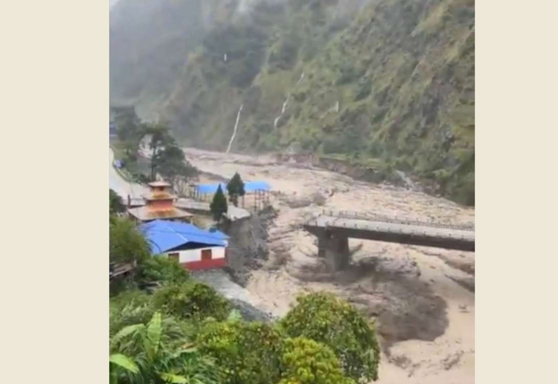 कालीगण्डकीको बाढीले पोखरेबगरको पुल बगायो: मुस्ताङसँगको यातायात सम्पर्क विच्छेद