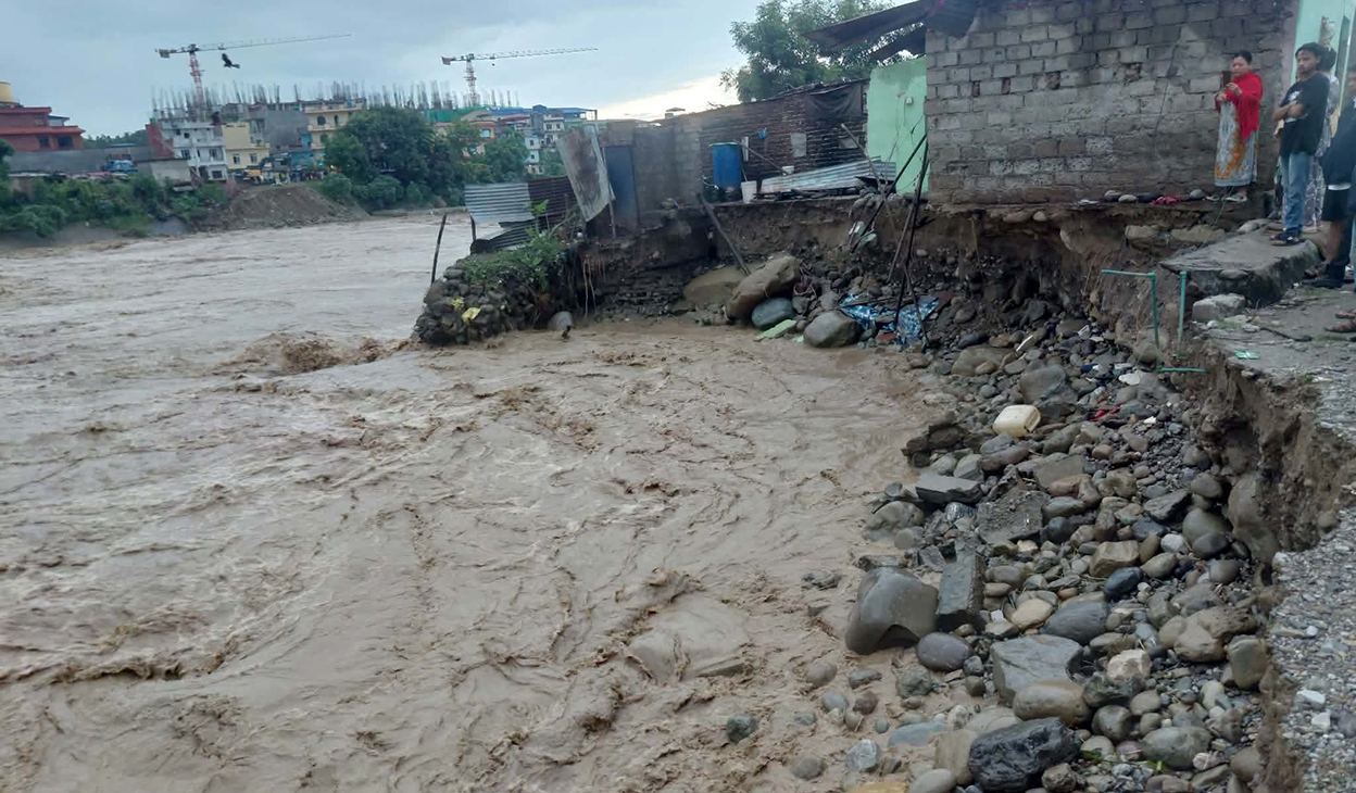 तिनाउ नदीमा बाढीको वितण्डा: बुटवलमा दुई घर बगे, तीन घरमा क्षति