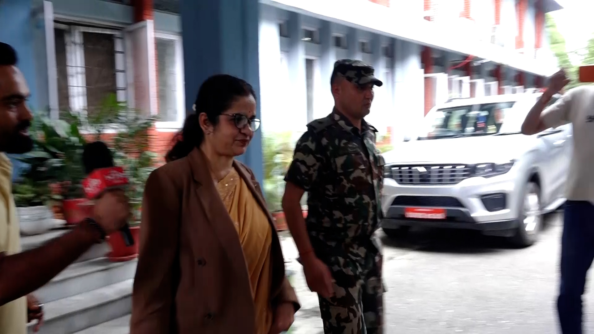 मन्त्रालयबाट रुँदै बाहिरिइन् आपूर्तिमन्त्री यादव (भिडियोसहित)