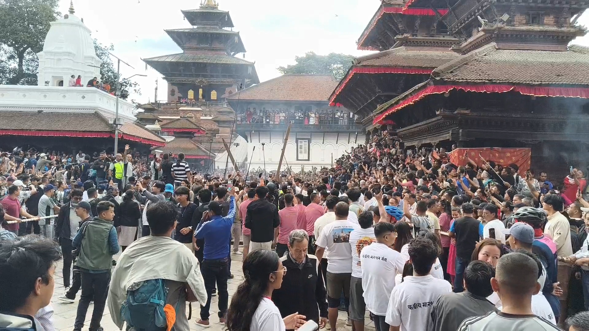 इन्द्रजात्रा औपचारिक रूपमा सुरु, हनुमानढोकामा इन्द्रध्वजसहितको लिङ्गो ठड्याइयो(तस्बिरसहित)