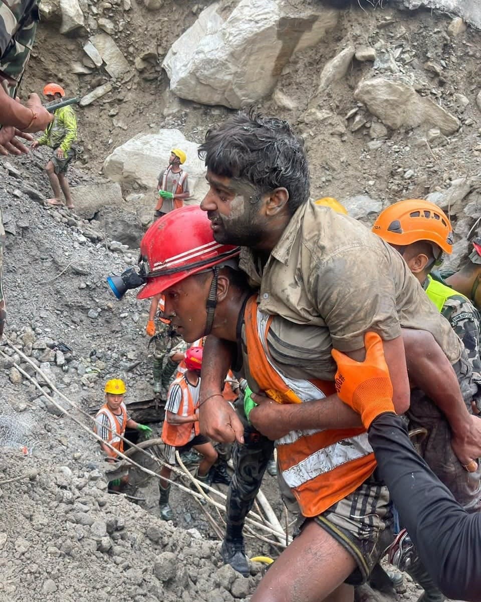 त्रिशूली ‘थ्री ए’को सुरुङबाट जीवितै उद्धार गरिएका कविर महर्जनलाई सेनाको हेलिकप्टरबाट छाउनी ल्याइँदै