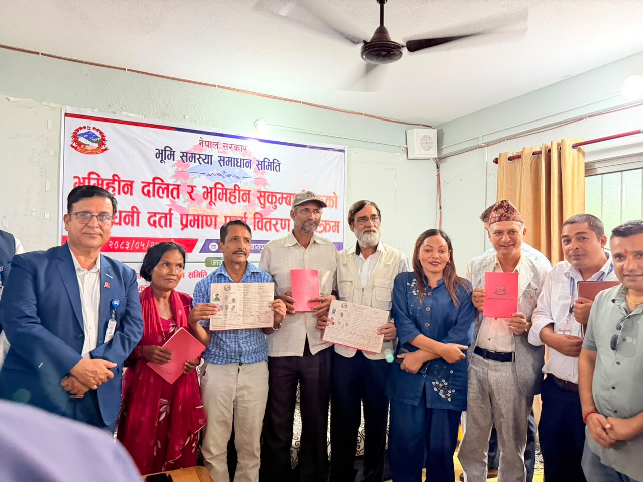 मकवानपुरगढीमा लालपूर्जा वितरण, ६ सुकुम्बासी परिवार बने जग्गाधनी