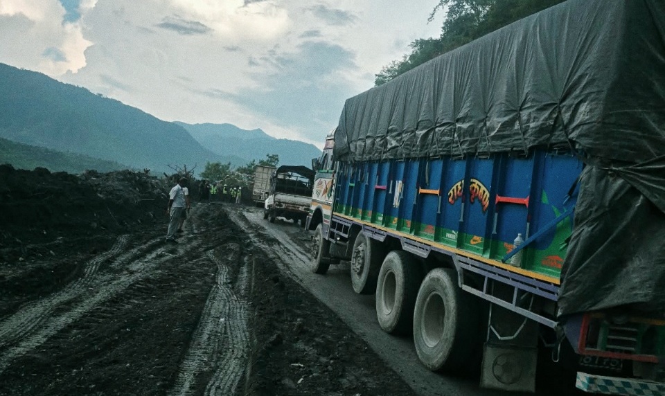 कृष्णभीर पहिरो सफा गर्ने कार्य जारी : दुवैतर्फबाट सवारी साधन पास गराइयो