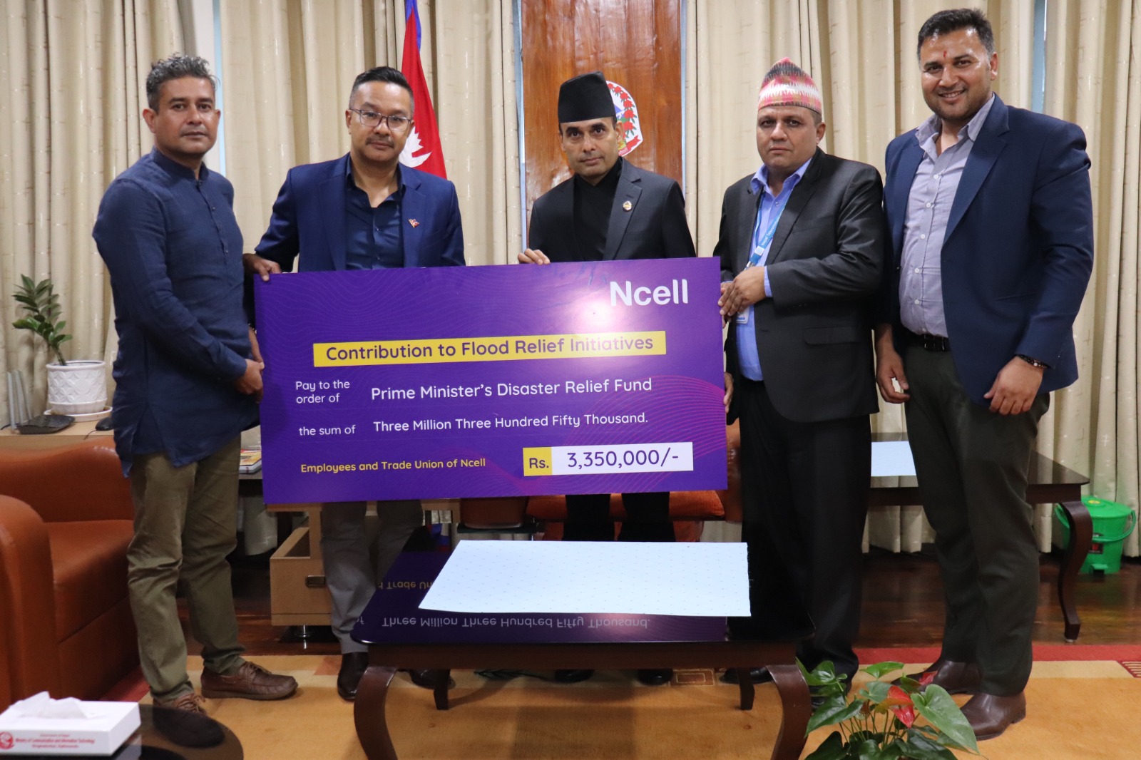 भोटेकोशी बाढी प्रभावितका लागि एनसेल कर्मचारीद्वारा ३३ लाख ५० हजार रुपैयाँ सहयोग