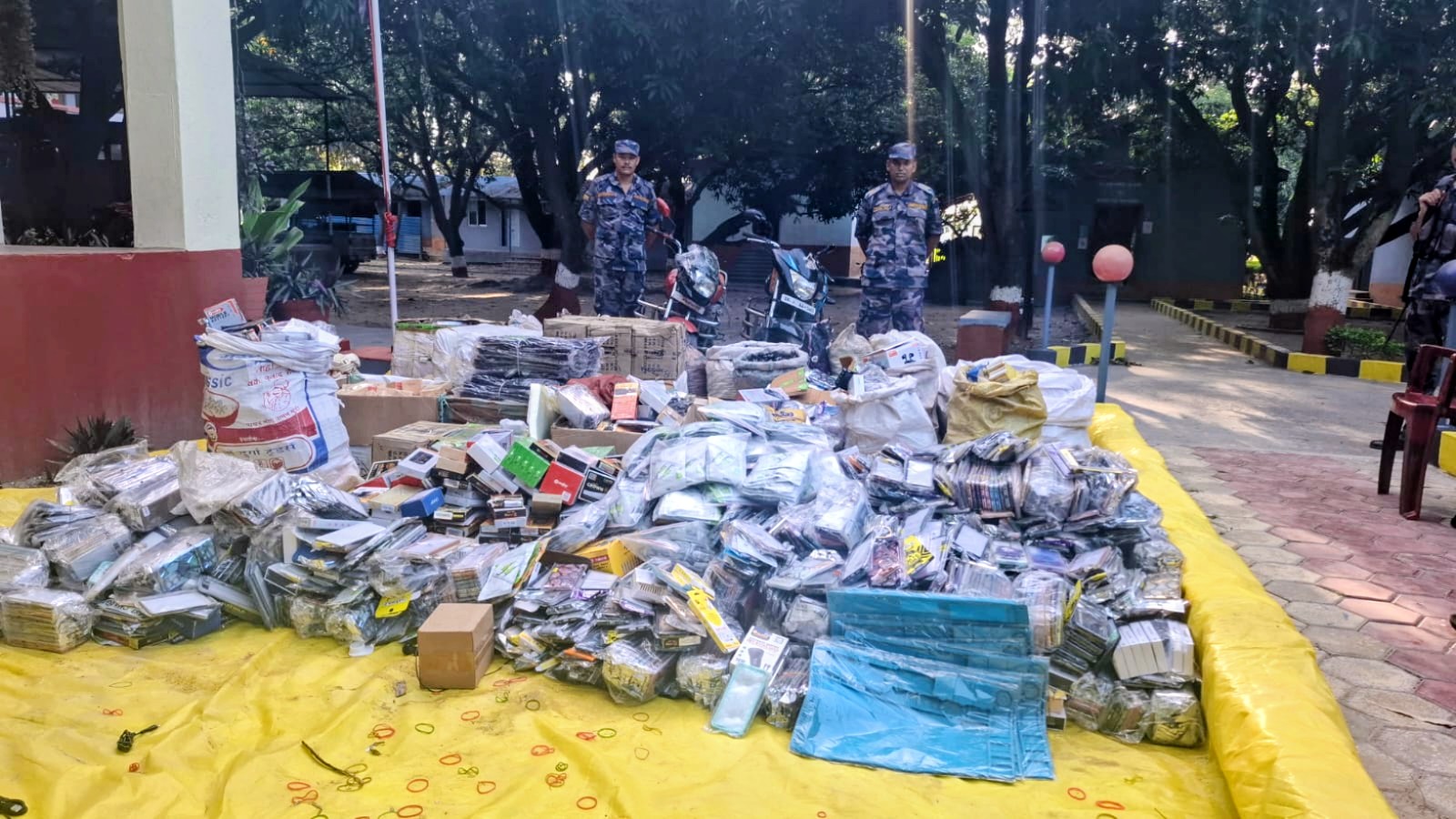 रास्वपा नेताको घरमा छापा : ५० लाखभन्दा बढीका मोबाइल पार्ट्स बरामद