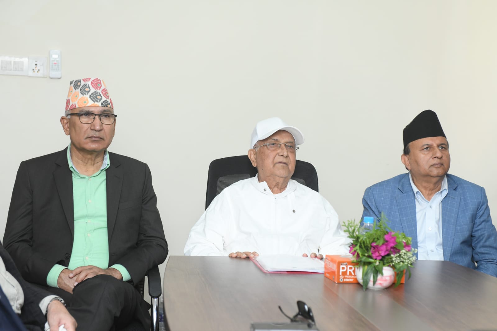 पार्टीलाई एकढिक्का बनाएर आगामी चुनावमा अव्वल नतिजा निकाल्न ओलीको आह्वान