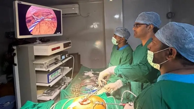 महिलाको पेटबाट १३ वटा कलम, ५ वटा चम्चा र एउटा मैनबत्ती निकालियो