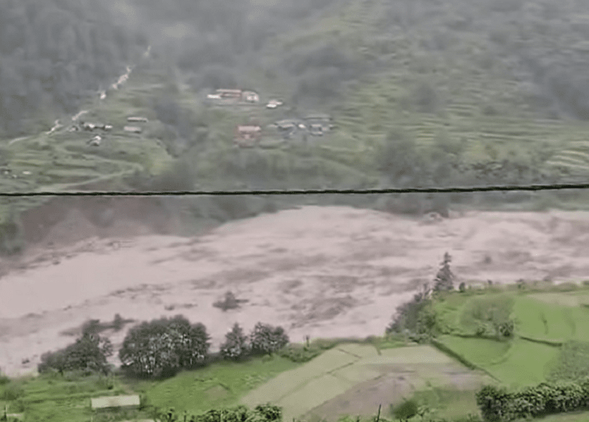 किम्रुङ खोलामा पहिरो खसेर नदी थुनियो, नयाँपुल र बिरेठाँटी क्षेत्रमा उच्च सतर्कता अपनाउन अपिल