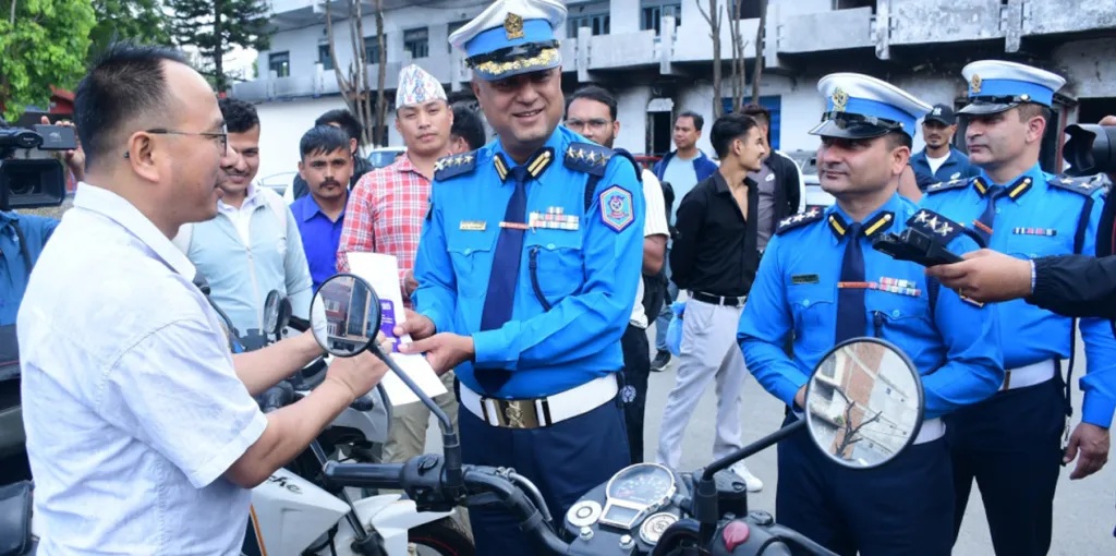 ट्राफिक प्रहरीले फेला पारेका ५० मोटरसाइकल तथा स्कुटर सम्बन्धित धनीलाई बुझायो