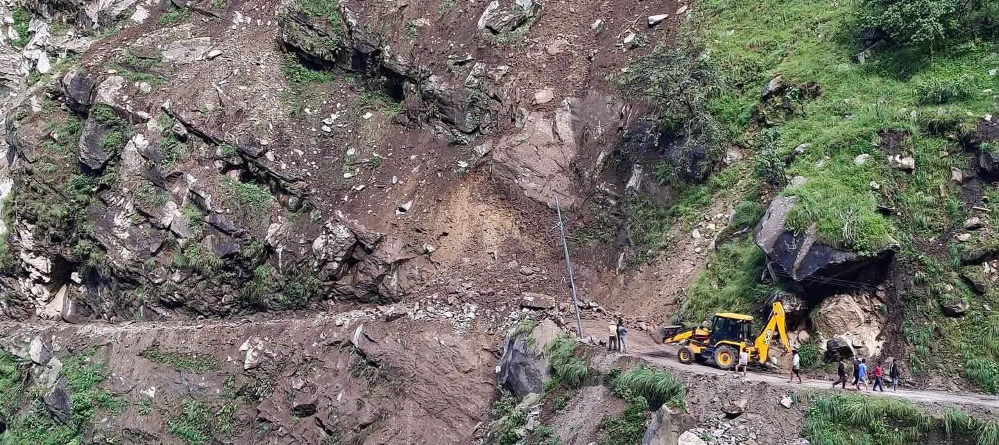 लगातारको वर्षाले कर्णालीका राजमार्ग र प्रमुख सडकहरू ठप्प, यात्रुलाई सतर्कता अपनाउन आग्रह