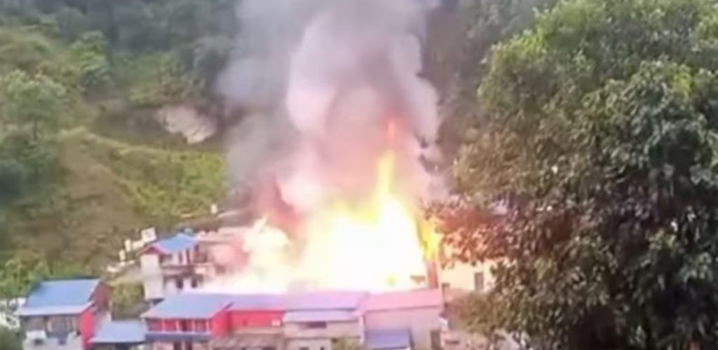 ताप्लेजुङको दोभान बजारमा भीषण आगलागी, १० घर जलेर नष्ट