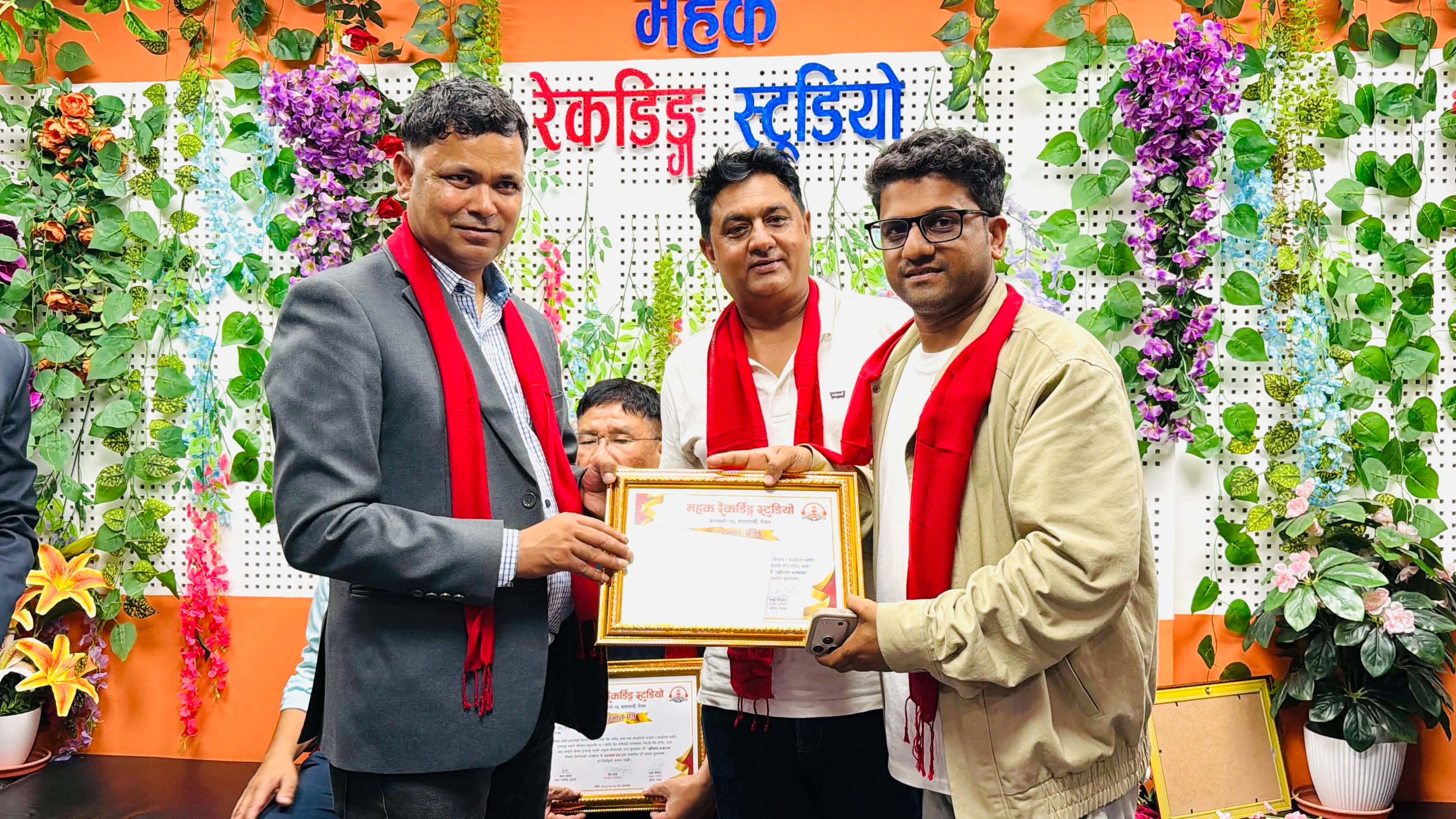 डेढ दशकदेखि पत्रकारितामा सक्रिय सुमन सापकोटा सम्मानित