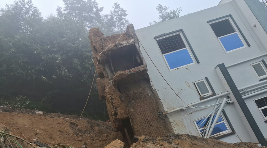 ललितपुरको धापाखेलमा अविरल वर्षाका कारण साढे दुई तले घर ढल्यो
