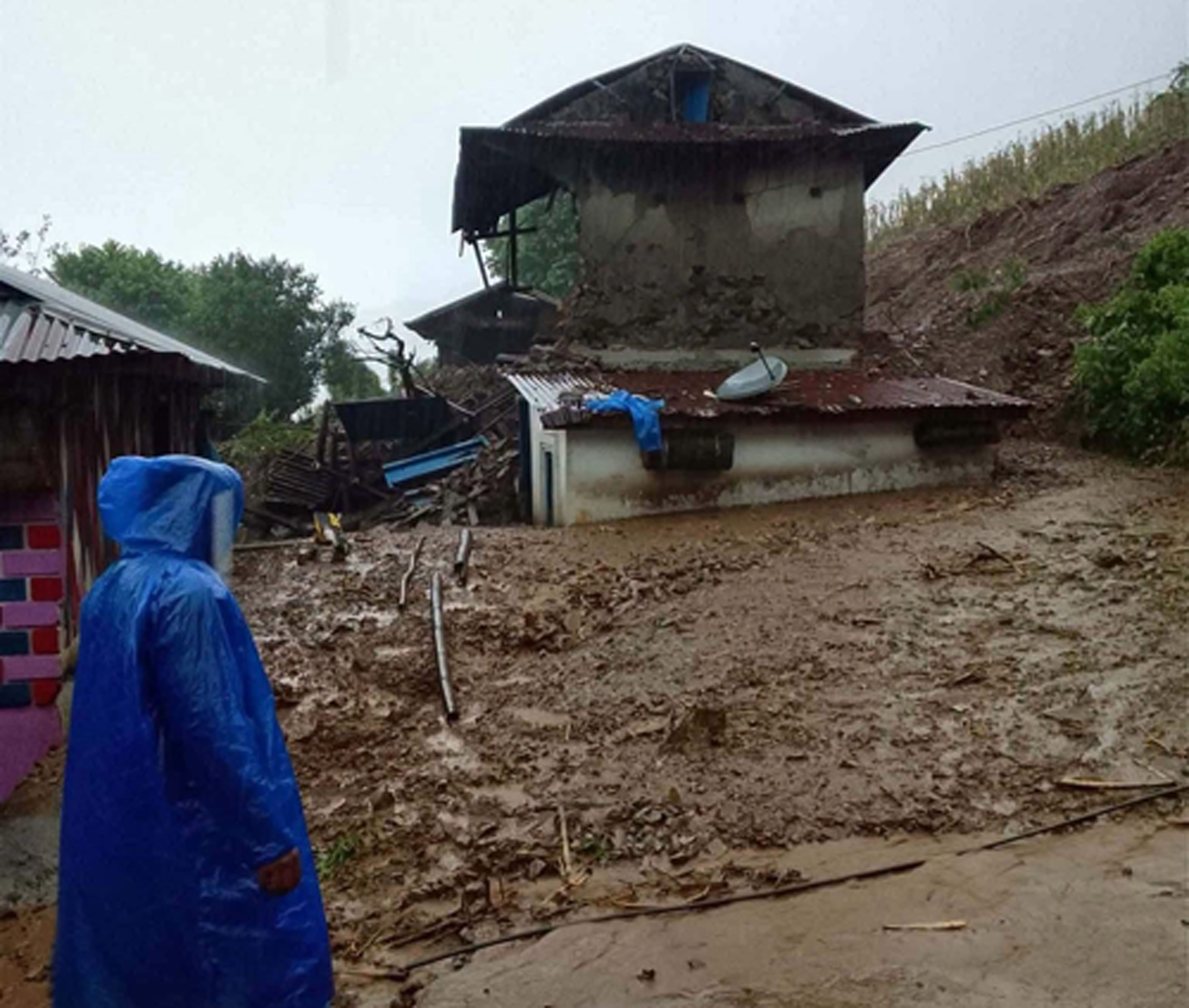 पाल्पामा पहिरोको बितण्डा: दुई घर ध्वस्त, एक महिला बेपत्ता र आधा दर्जन सडक अवरुद्ध
